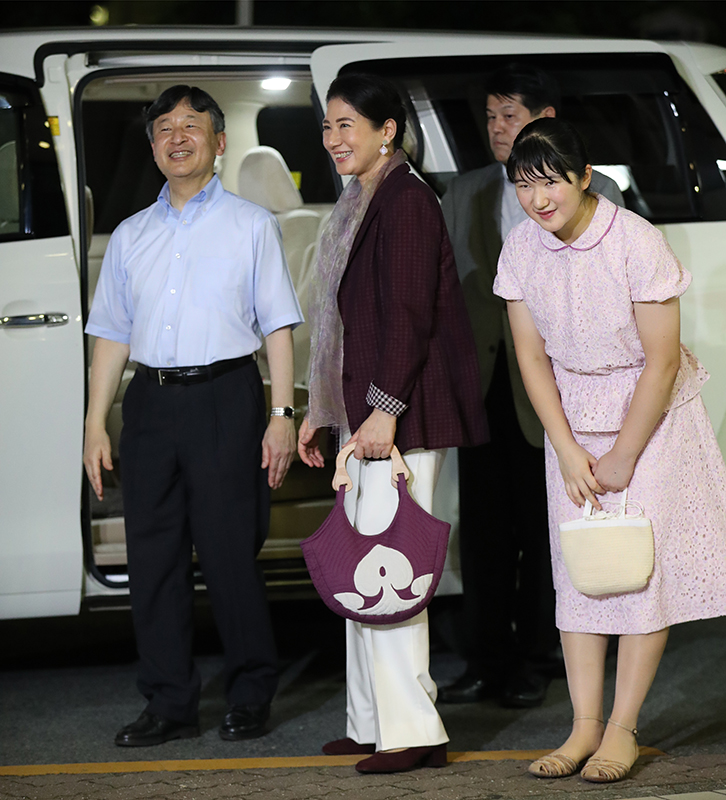 天皇陛下と皇后雅子さま、愛子さまが車に乗り込む前に沿道の方へ笑顔で応えていらっしゃる