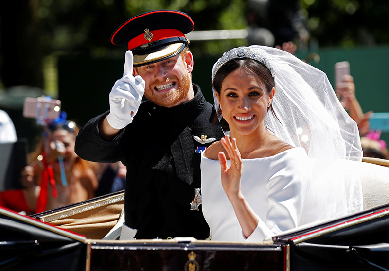 オープンカーで結婚パレードをするヘンリー王子とメーガン妃