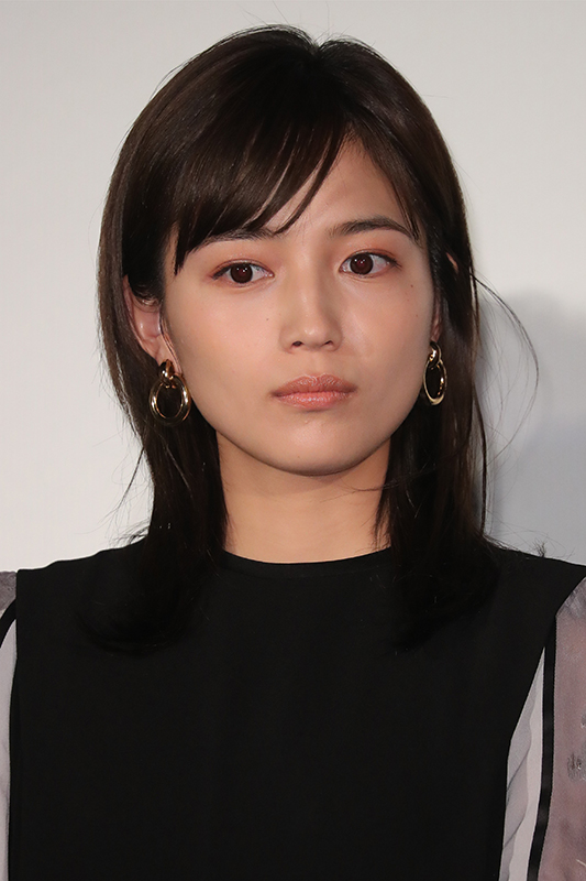 川口春奈が太めのフープイヤリングをつけている