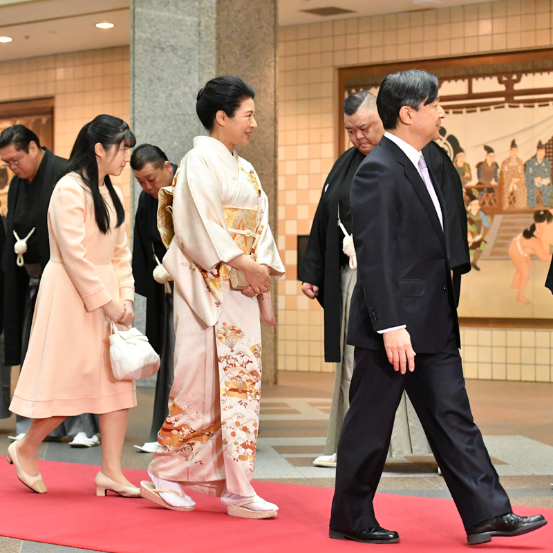 雅子さまのお着物と愛子さまのワンピースは、色合いをクリーム系のもので合わせて、さりげないリンクコーデに