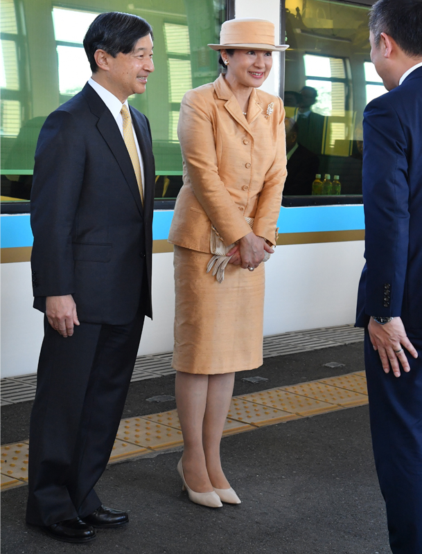 天皇皇后両陛下が笑顔で会話をされている