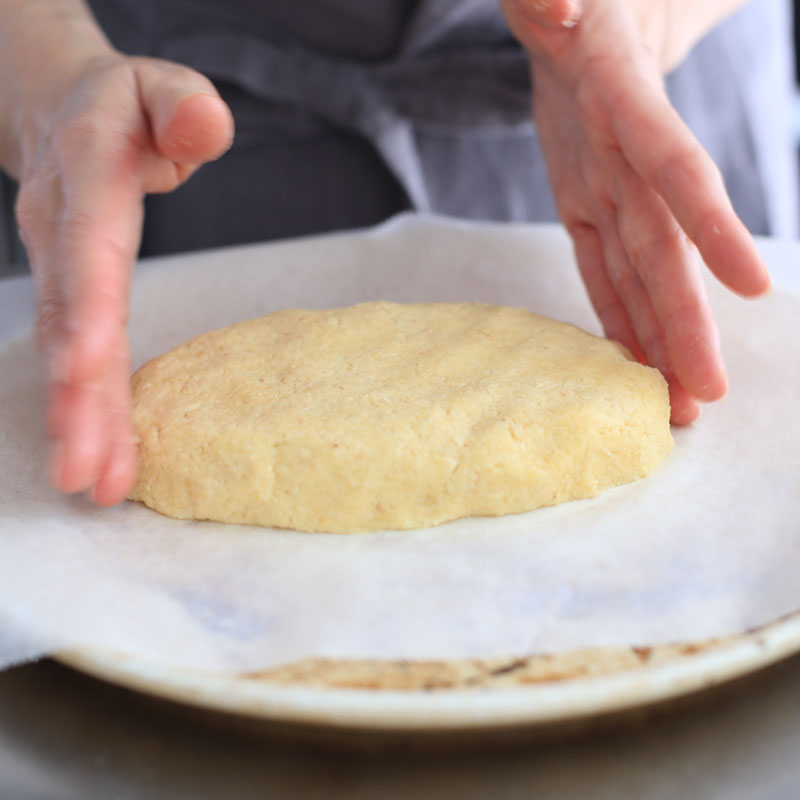 「おからビスコッティ」を作っているところ