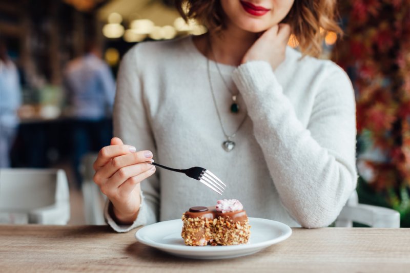 ケーキを食べる女性