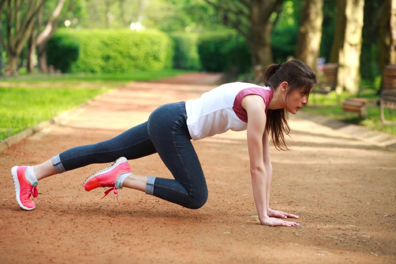 上半身を鍛える筋トレ3ステップを解説（写真／アフロ）