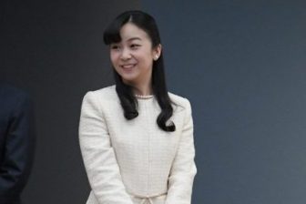 佳子さま、美術鑑賞ファッションは春色オフホワイトコーデ