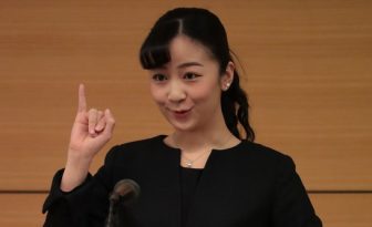 佳子さま、知的で清楚な濃紺スーツで手話をご披露