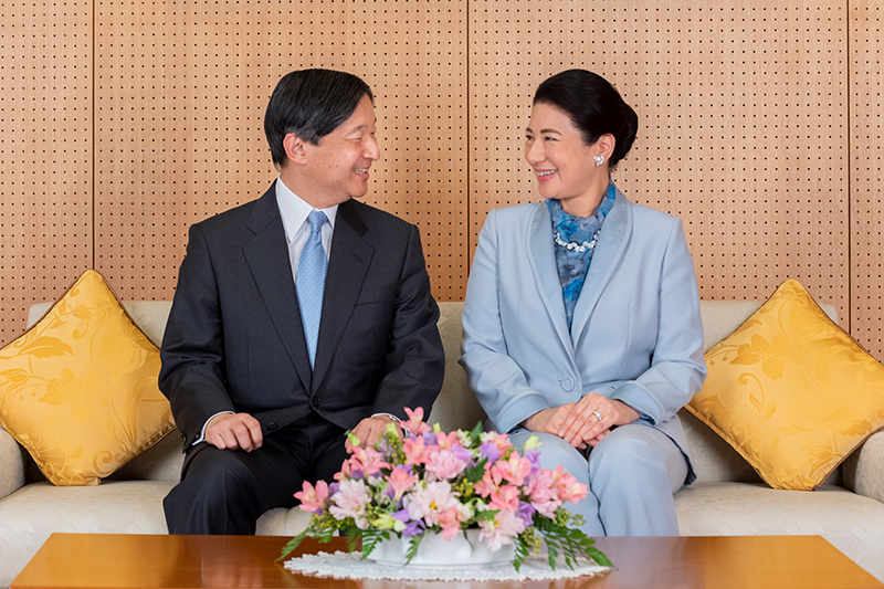 両陛下が見つめ合いながら微笑んでいらっしゃる