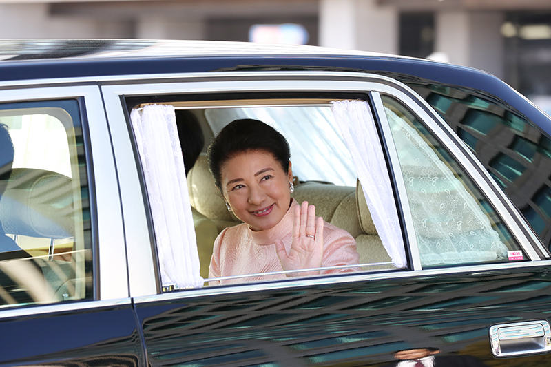 雅子さまが車に乗って窓を開けて手を振っていらっしゃる