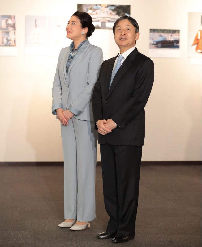 皇居・東御苑の宮内庁三の丸尚蔵館で開催中の即位記念特別展「令和の御代（みよ）を迎えて」を見学される天皇皇后両陛下