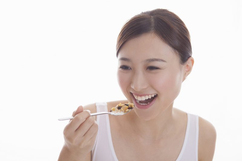 笑顔で食事をする女性