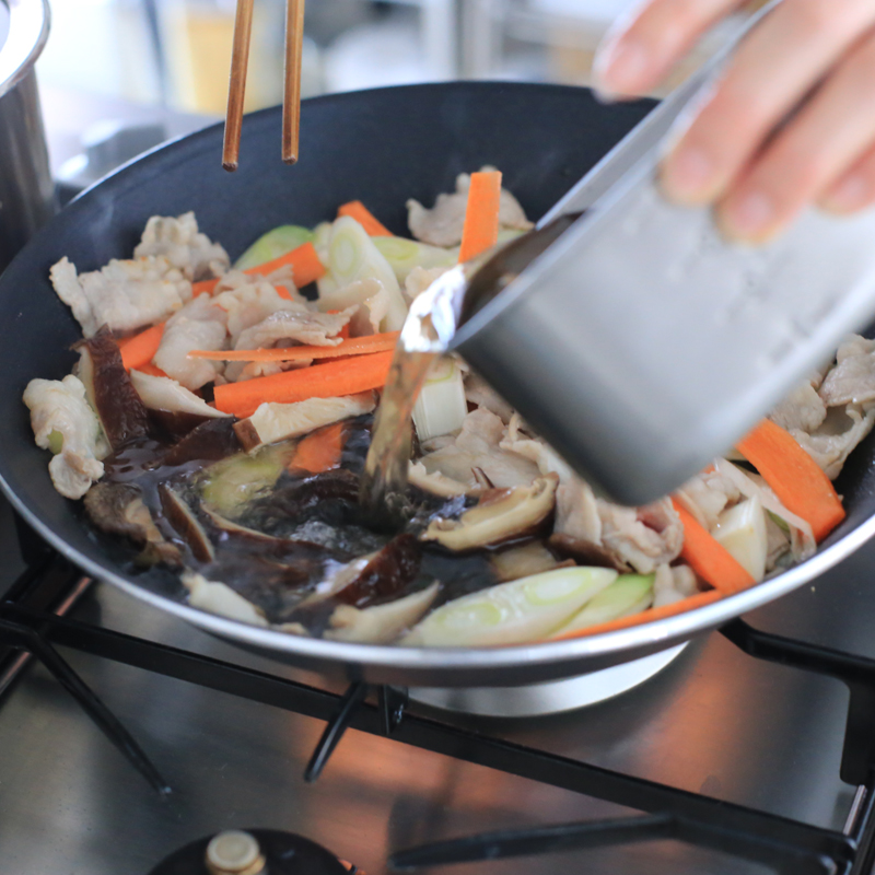 「小松菜あんかけ丼」をフライパンで作っている