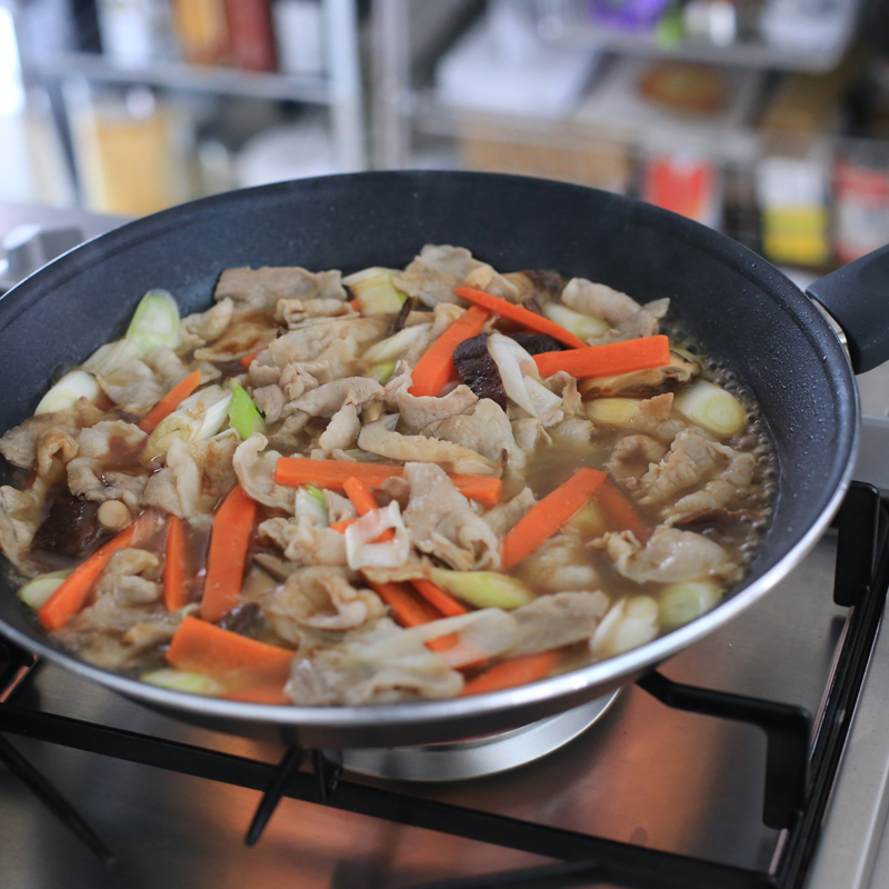 「小松菜あんかけ丼」をフライパンで作っている