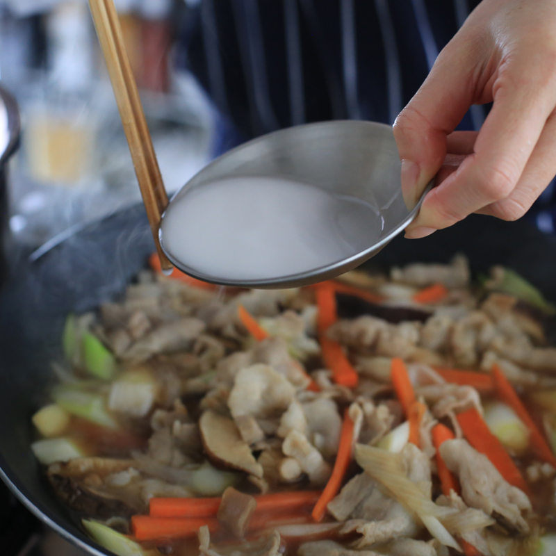 「小松菜あんかけ丼」をフライパンで作っている