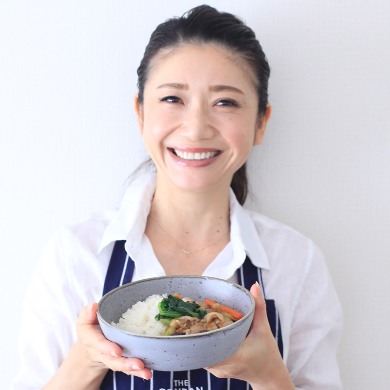 「小松菜あんかけ丼」を持つ市橋有里