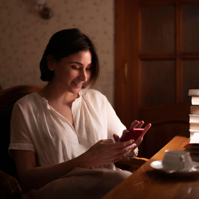 スマホを見ている女性