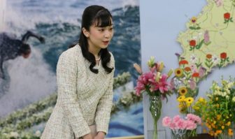 佳子さま、春めくフレアワンピで花咲く展覧会へ