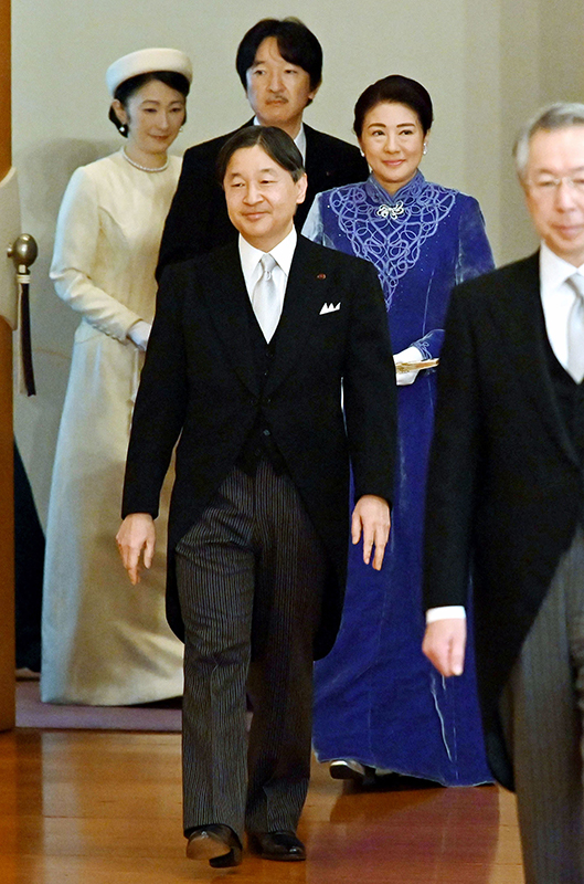 今年初となる宮中行事にのぞまれた天皇皇后両陛下と秋篠宮ご夫妻