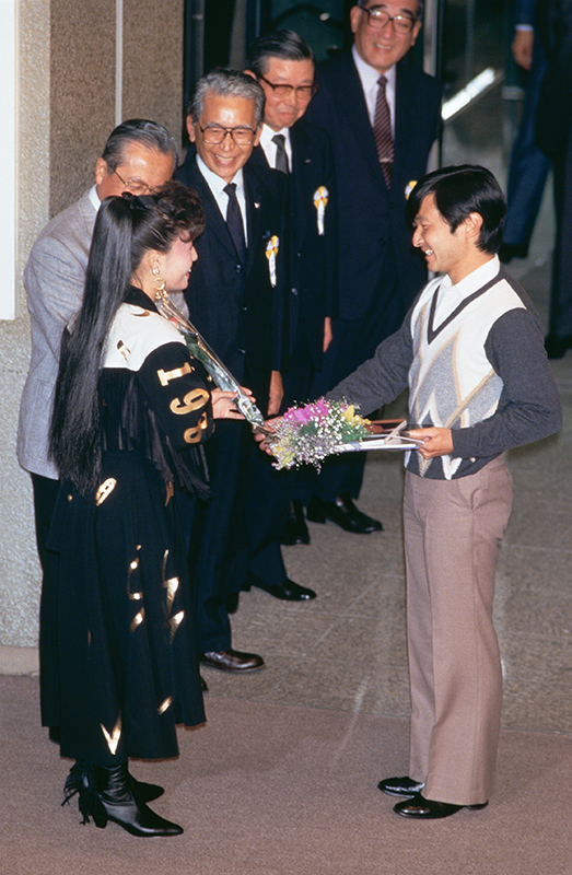 天皇陛下が柏原芳恵さんと握手を交わしている