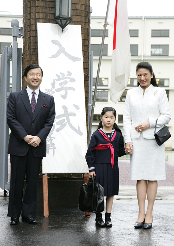 愛子さまの入学式にご出席された天皇陛下と雅子さま