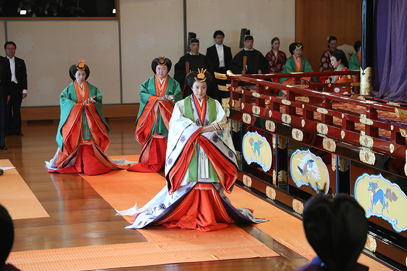 十二単で御帳台に進まれる皇后雅子さま（写真／時事通信社）