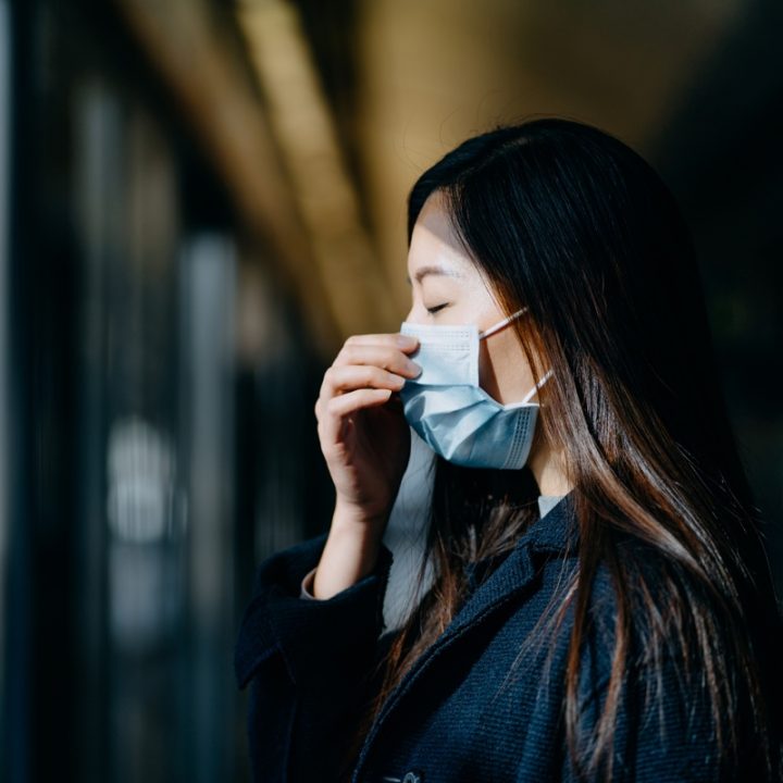 風邪をひいている女性