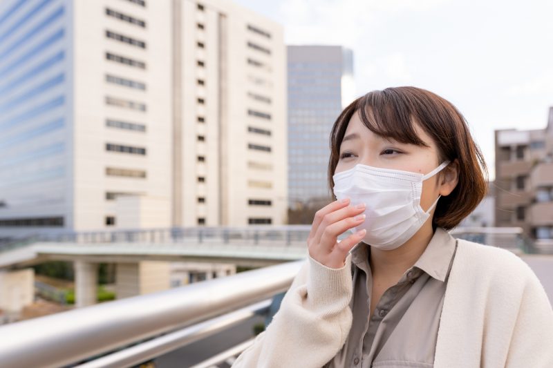 花粉症に悩む女性