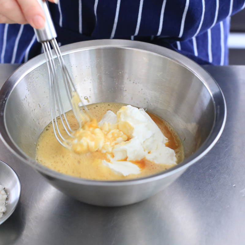 「水切りヨーグルトケーキ」を作っているところ