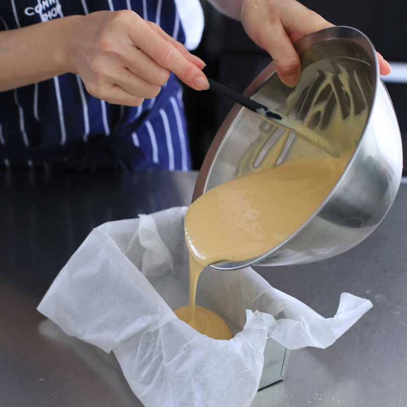 「水切りヨーグルトケーキ」を作っているところ