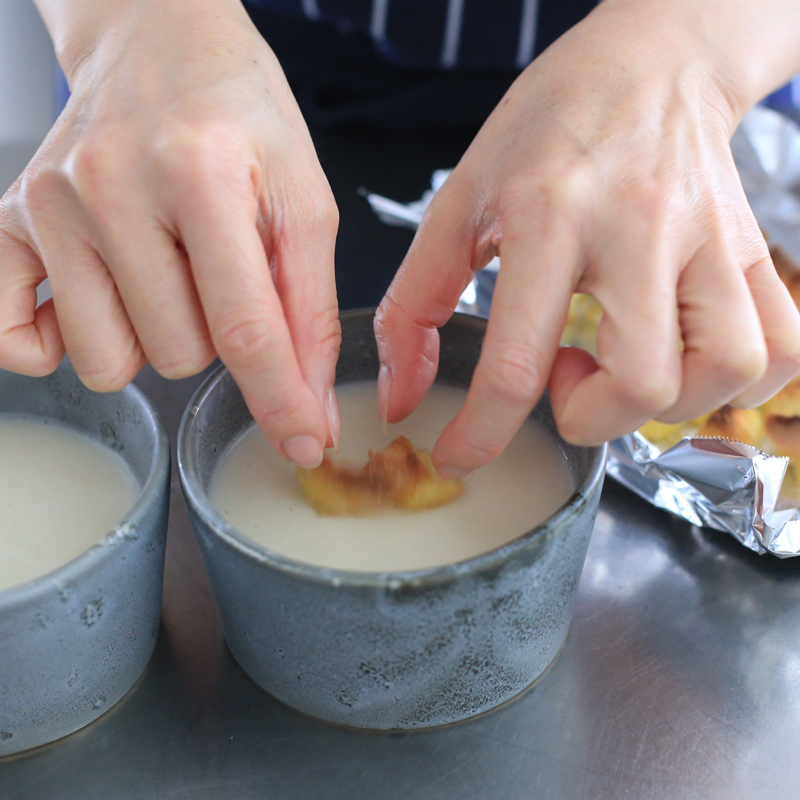 市橋有里がレシピ考案した「カリフラワーのポタージュ お麩クルトンのせ」