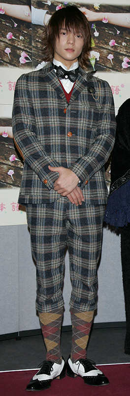 ドラマ『恋する日本語』の制作発表にて。全身チェック柄の個性的なファッションで登場