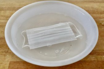 簡単！使い捨てマスクを正しい洗い方で再利用！食器洗剤、漂白剤（ワイドハイター等）を活用して1…