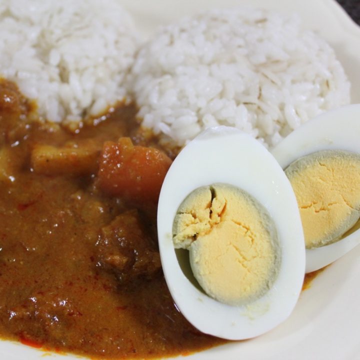 ゆで卵をトッピングしたカレーライス