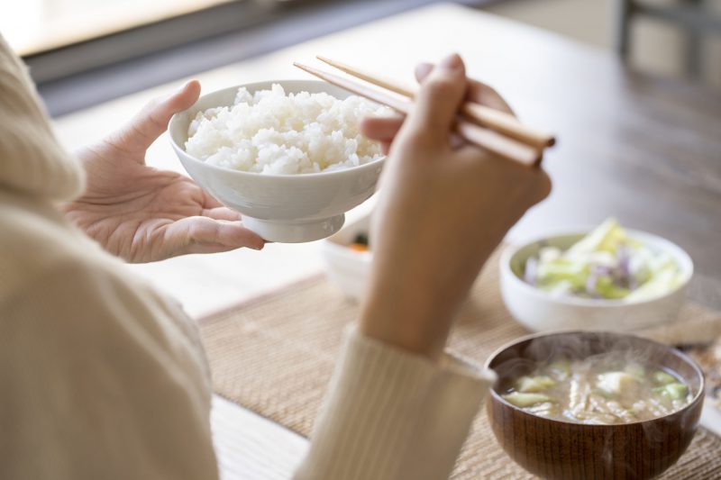 食事をする女性の手元