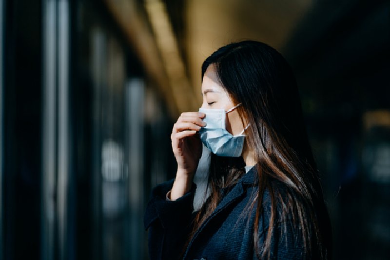 悩んでいるマスク姿の女性