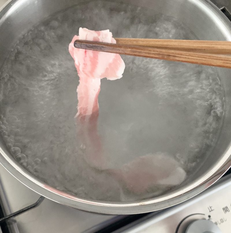 豚肉をしゃぶしゃぶしている