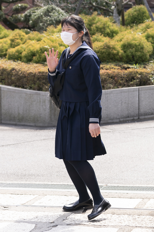 高校の制服姿の愛子さまがマスクを着用されてお手振りされている