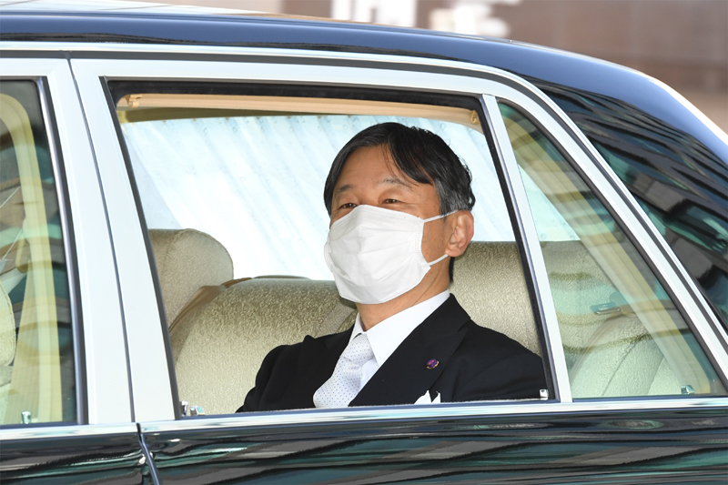 皇霊殿御神楽の儀にご出席される天皇陛下は車中でもマスクをご着用されていた