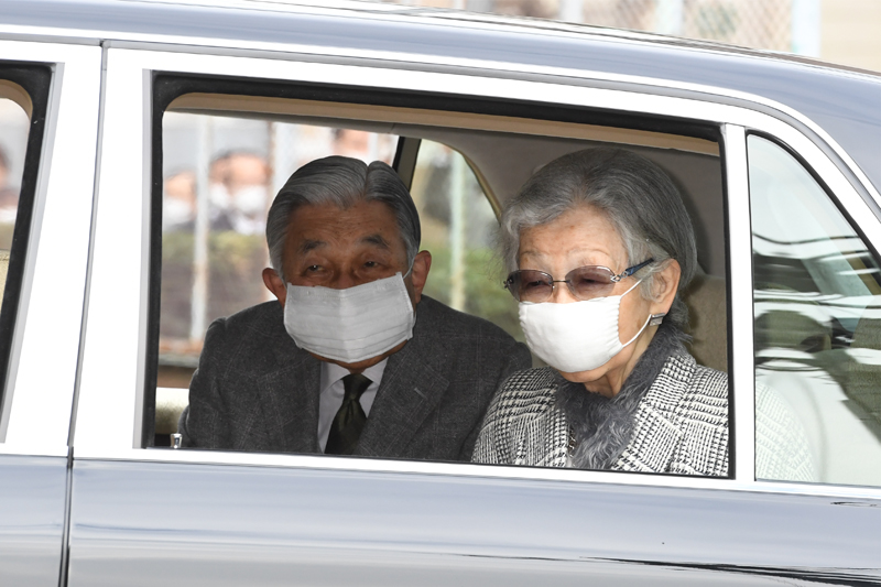 車に乗って仮御所正門ご入門される、上皇さまと上皇后さま