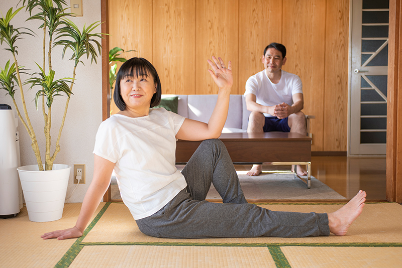 家でトレーニングしている女性