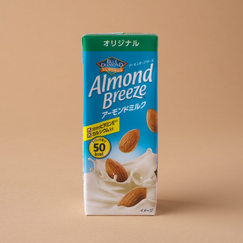 『アーモンドブリーズオリジナル200ml』（ポッカサッポロ）105円（税抜・編集部調べ）