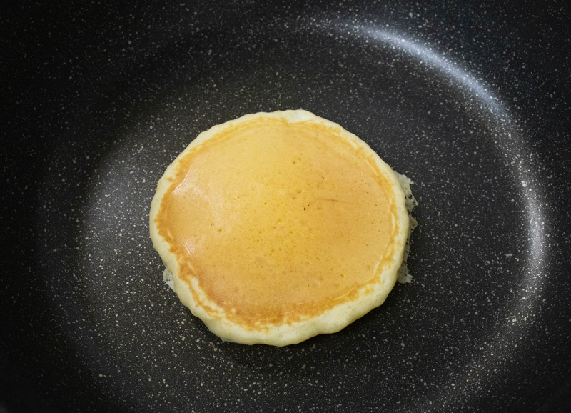 フライパンで片面を焼いたパンケーキ