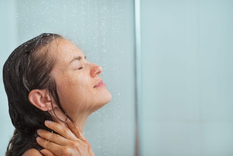 シャワーだけで済ませる時には温度を1℃上げて（写真／アフロ）