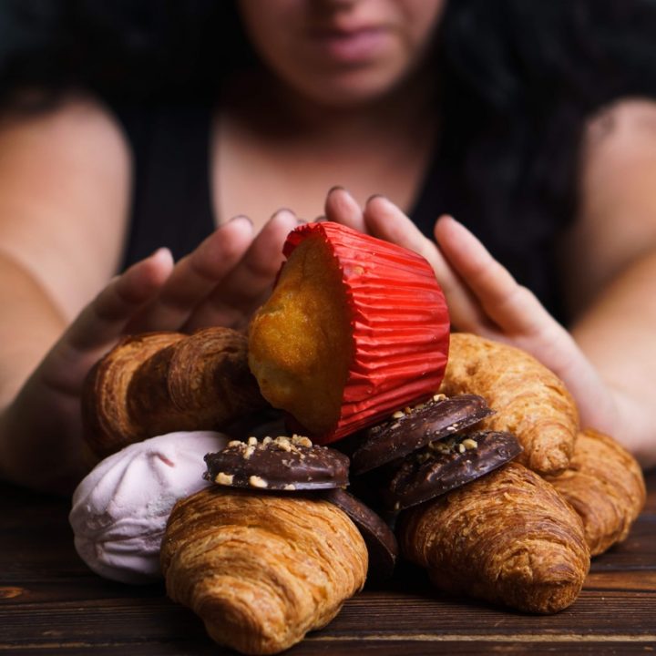 菓子パンを拒否する女性