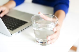 水を飲んでむくみ解消！など気になる症状別「水の飲み方」のポイントと注意点