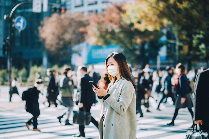 マスクをしている女性