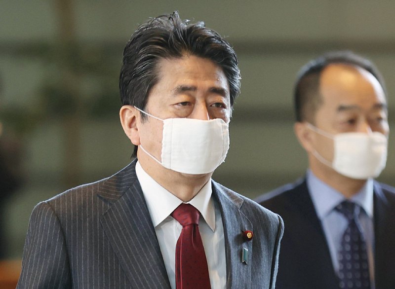 アベノマスクをする安倍首相