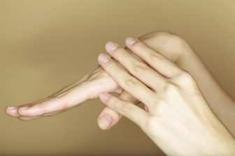 消毒しすぎに注意！手荒れ改善に癒しのハンドケア｜1日5分でできる若返り術を解説