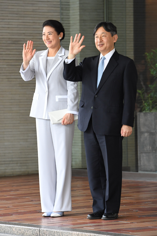 天皇陛下と雅子さまが並んでお手振りされている