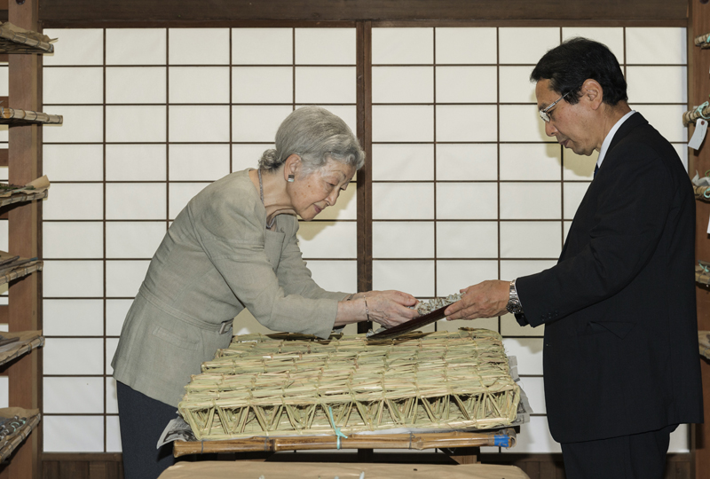 初繭掻きを行われた美智子さま