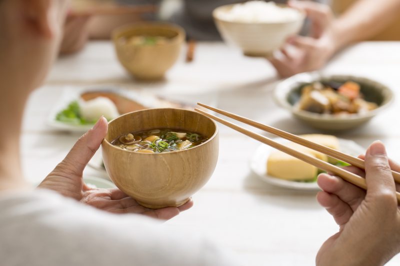 味噌汁を食べようとしている女性